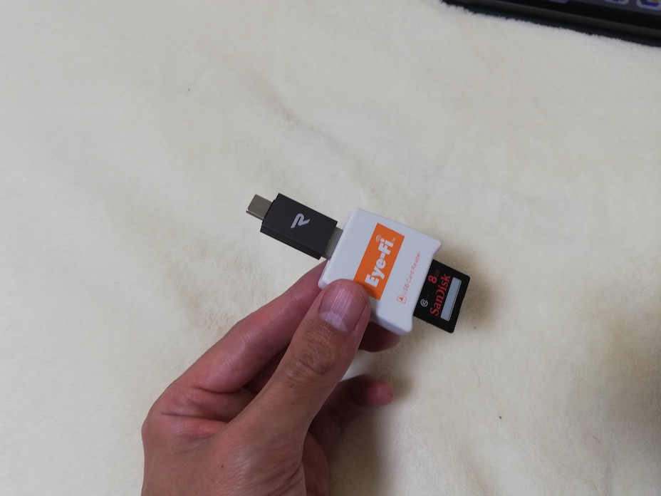 SDカードをSDカードリーダへ接続し、USB-Cへ変換